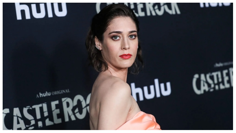 Lizzy Caplan Siblings